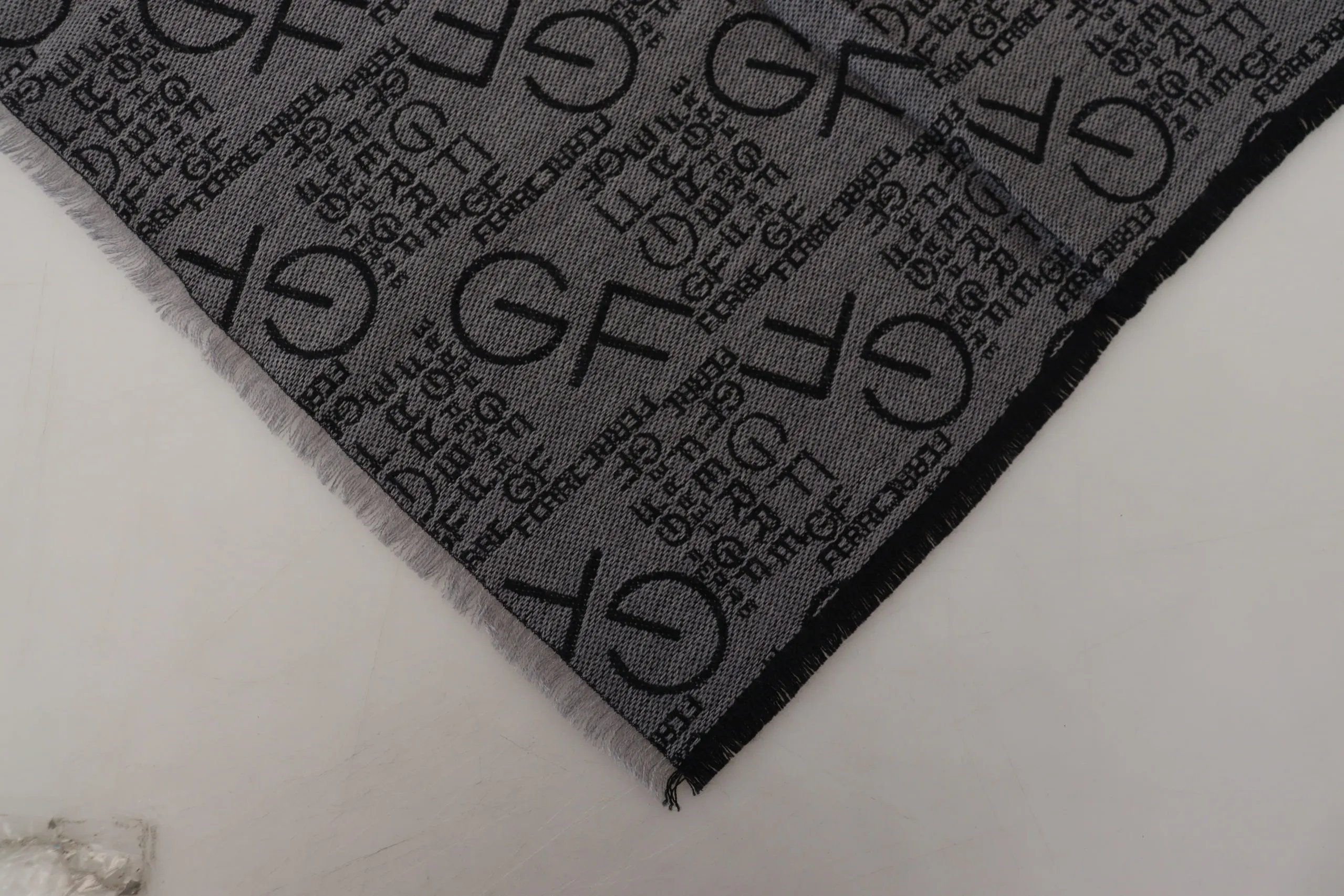 GF Ferre Women's Elegance Unwrapped in a Wool Scarf